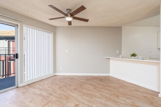 Mountain Shadows Apartments in Palmdale, CA - Foto de edificio - Interior Photo