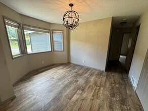 2532 W Jay Ave in Roseburg, OR - Building Photo - Building Photo