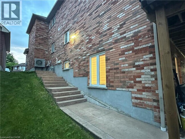48 Fitzgerald Dr in Cambridge, ON - Building Photo - Building Photo