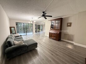 8755 Como Lake Dr in Jacksonville, FL - Building Photo