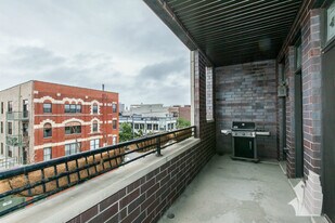 1357 W Grand Ave, Unit 4 in Chicago, IL - Building Photo