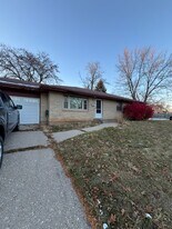 2221 Shelly Dr in Rockford, IL - Building Photo
