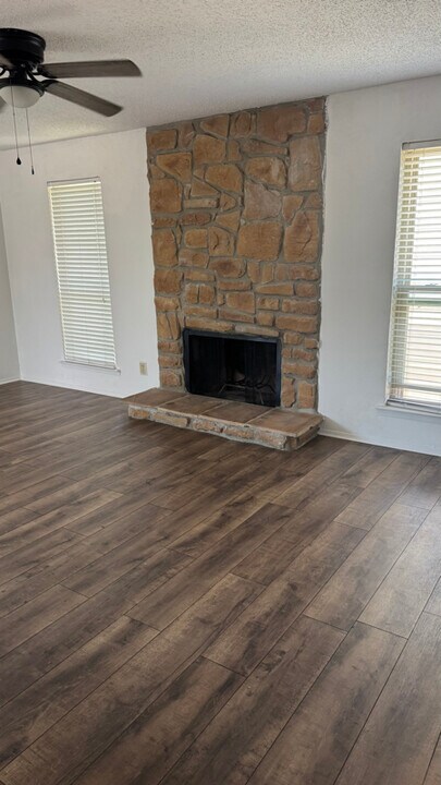 10650 Steppington Dr in Dallas, TX - Building Photo