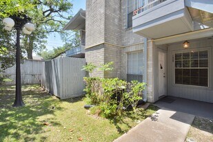 7400 Bellerive Dr in Houston, TX - Building Photo