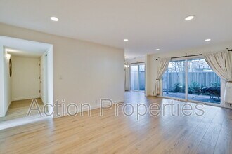 255 S Rengstorff Ave in Mountain View, CA - Foto de edificio - Building Photo