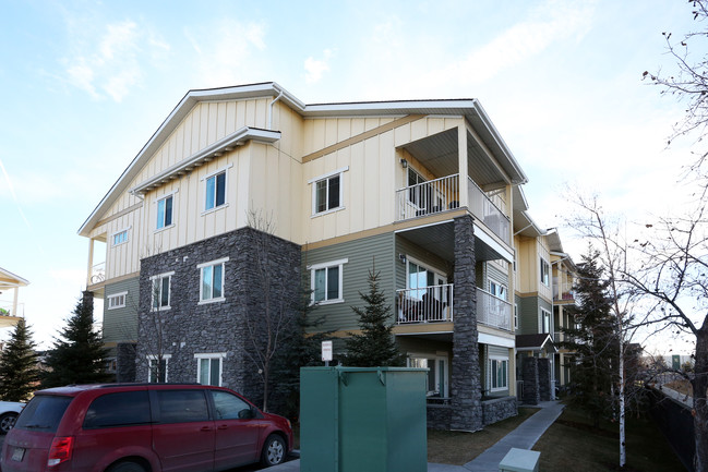 2000-4 Kingsland Clos SE in Airdrie, AB - Building Photo - Building Photo