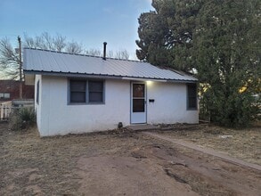 1017 W 14th Ln in Portales, NM - Building Photo - Building Photo