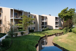 Fox Point in Old Farm in Salt Lake City, UT - Building Photo