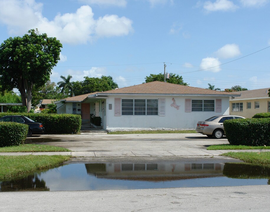 451-457 NE 139th St in Miami, FL - Building Photo