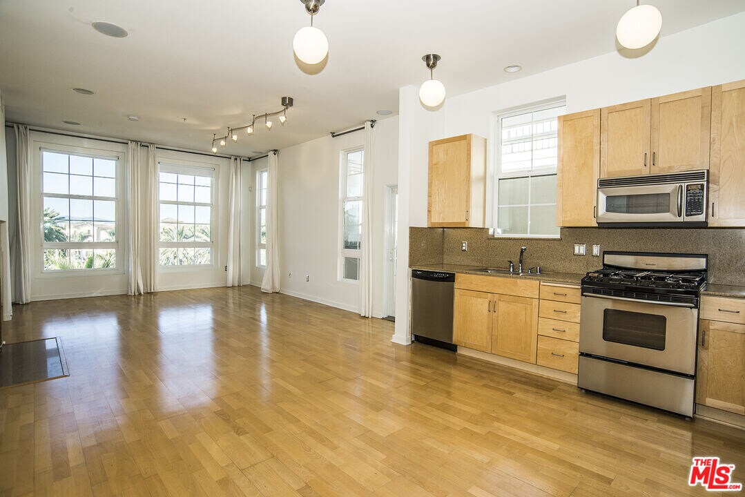 13020 Pacific Promenade in Los Angeles, CA - Building Photo