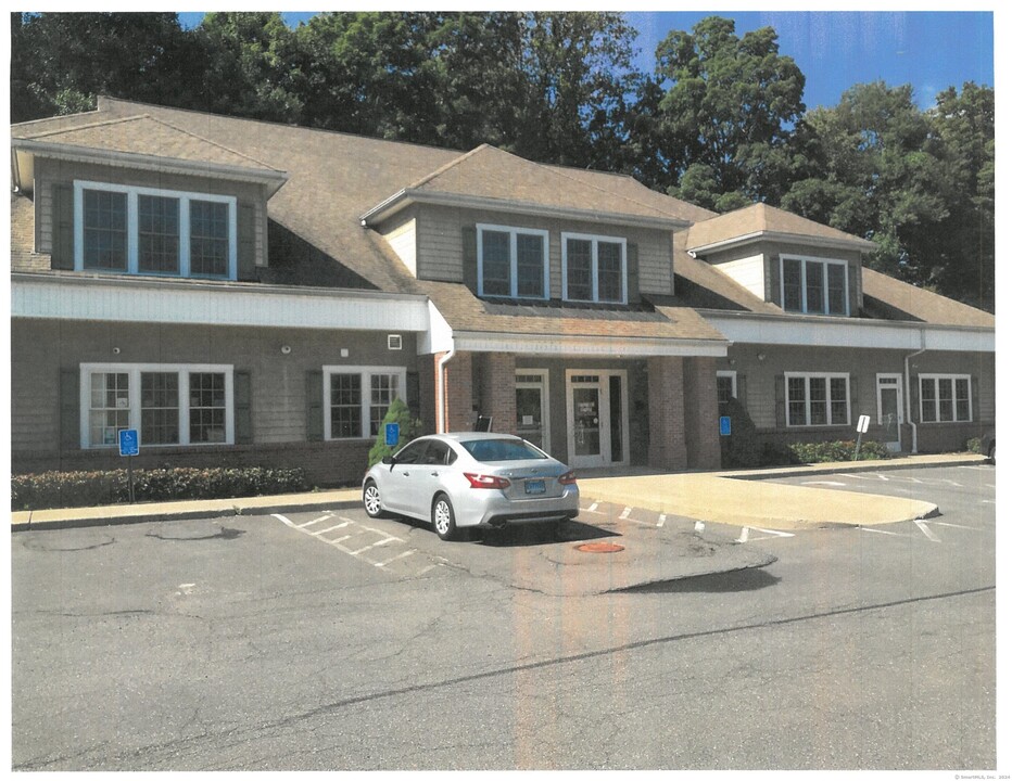 35 Copps Hill Rd in Ridgefield, CT - Building Photo