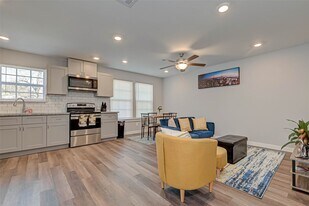 8204 Furray Rd in Houston, TX - Building Photo