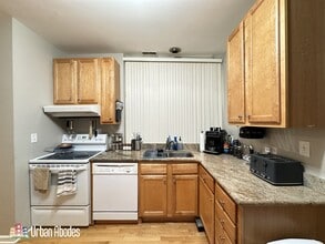 3650 W George St, Unit J05W in Chicago, IL - Building Photo - Building Photo