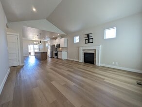 1073 W Olympic St in Springfield, OR - Building Photo - Building Photo