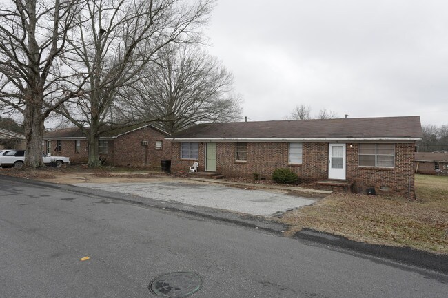 Triangle Court in Honea Path, SC - Foto de edificio - Building Photo