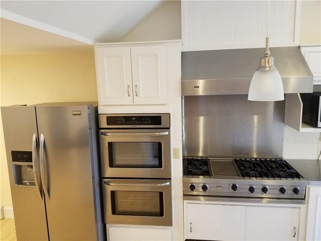 16 Clearview Ave in Portsmouth, RI - Building Photo - Building Photo