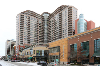 The Residences of Sherman Plaza in Evanston, IL - Foto de edificio - Building Photo