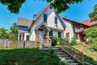 2315 N Oakland Ave in Milwaukee, WI - Building Photo - Building Photo