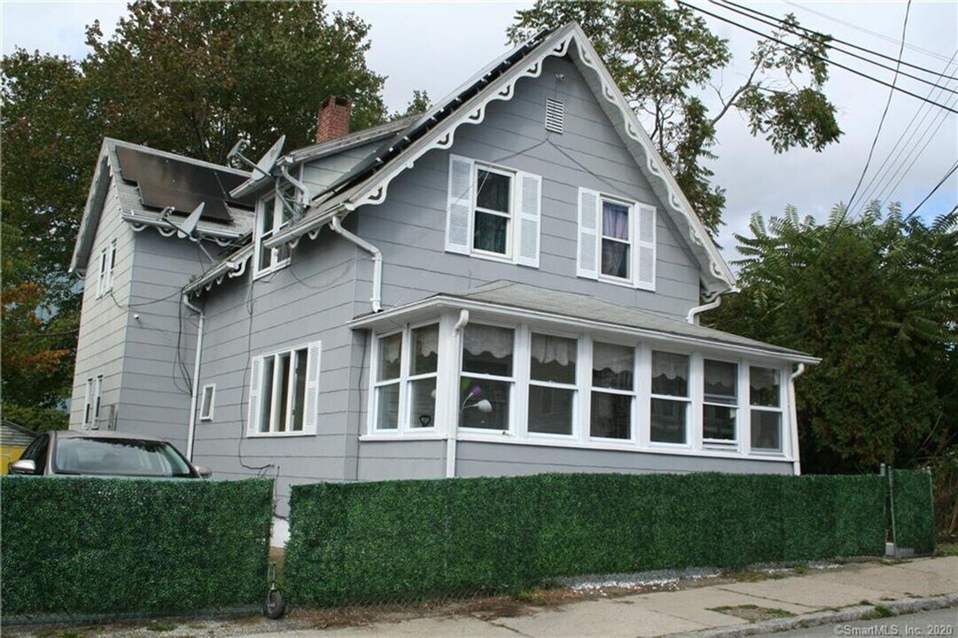 31 Grand St in New London, CT - Building Photo