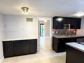 1455 Holly Heights Dr in Fort Lauderdale, FL - Foto de edificio - Building Photo