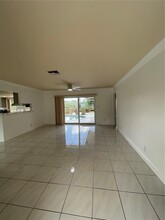 2010 NW 34th St in Oakland Park, FL - Foto de edificio - Building Photo