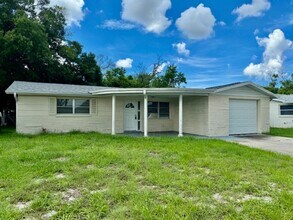 5546 Moog Rd in Holiday, FL - Building Photo - Building Photo
