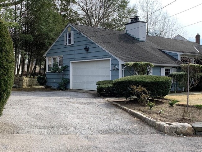 54 Drake Rd in Scarsdale, NY - Building Photo - Building Photo