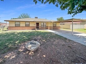 1502 12th St in Jal, NM - Building Photo