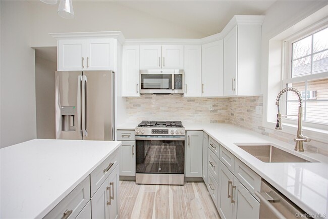 451 E Pine St in Long Beach, NY - Building Photo - Building Photo