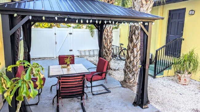 2344 1st Ave N, Unit Small Charming Getaway in St. Petersburg, FL - Building Photo - Building Photo