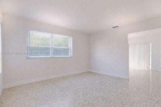 2436 NW 11th St in Miami, FL - Building Photo - Building Photo