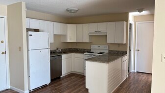 2310 Harbor View Dr, Unit Harbor View Dr in Rocky Hill, CT - Building Photo