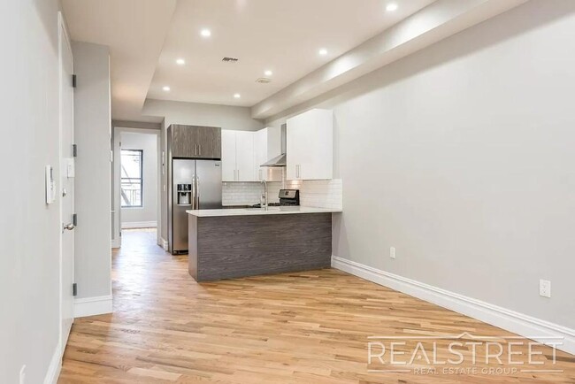 995 Lafayette Ave in Brooklyn, NY - Building Photo - Building Photo