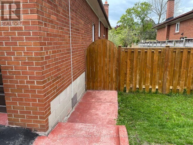 143 Holmes Ave in Toronto, ON - Building Photo - Building Photo