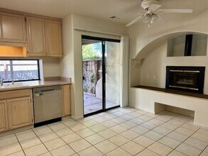 826 Cinnamon Teal Way in Manteca, CA - Foto de edificio - Building Photo