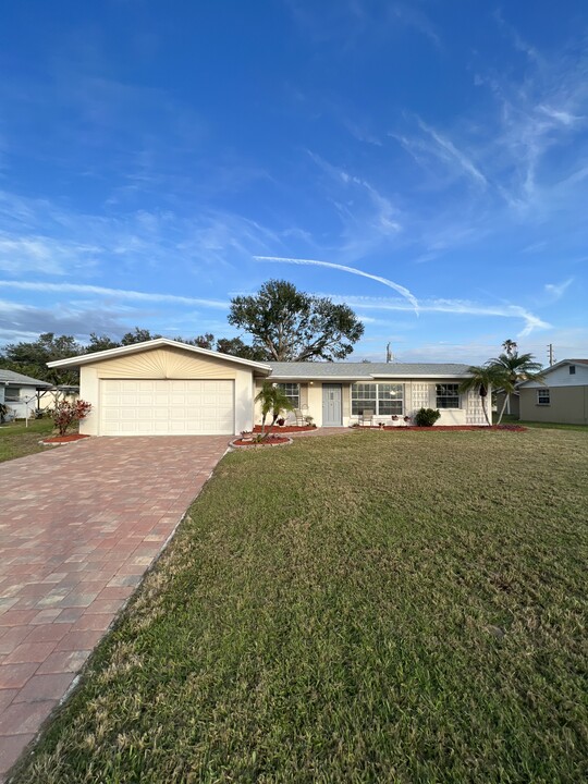 109 Peach St in Venice, FL - Building Photo