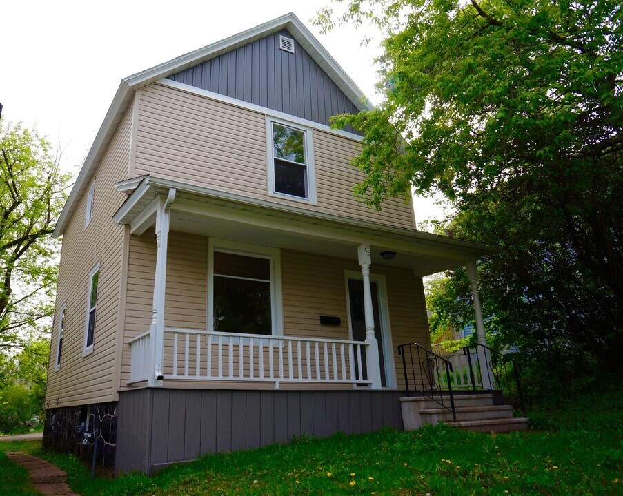 619 N 11th Ave E in Duluth, MN - Building Photo