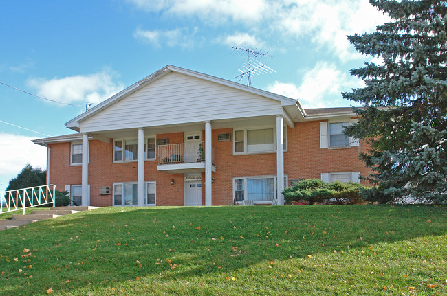 Hillside Apartments in Burlington, WI - Building Photo - Building Photo