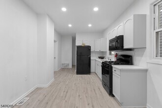 223 Pine St in Elizabeth, NJ - Building Photo - Building Photo