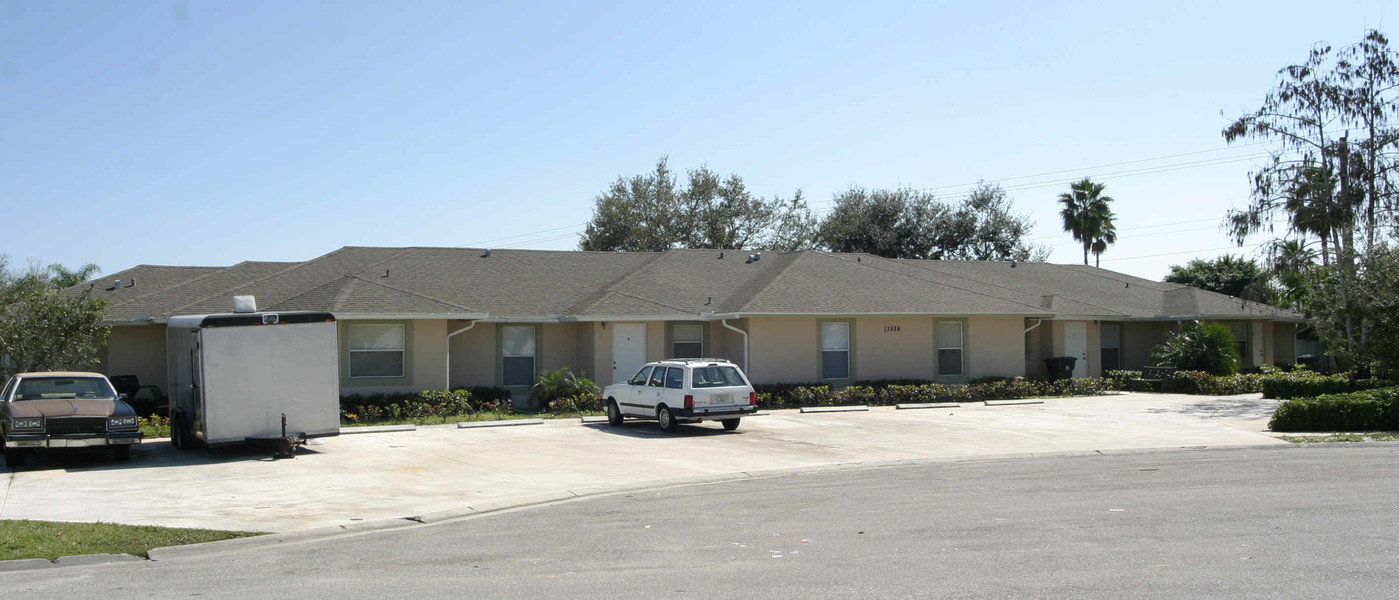 13884 York Ct in Wellington, FL - Building Photo