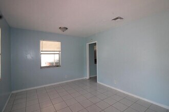 578 W 2nd St in West Palm Beach, FL - Building Photo - Building Photo