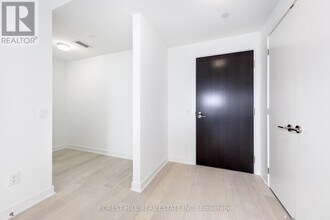 11-3711 Yorkville Ave in Toronto, ON - Building Photo - Building Photo