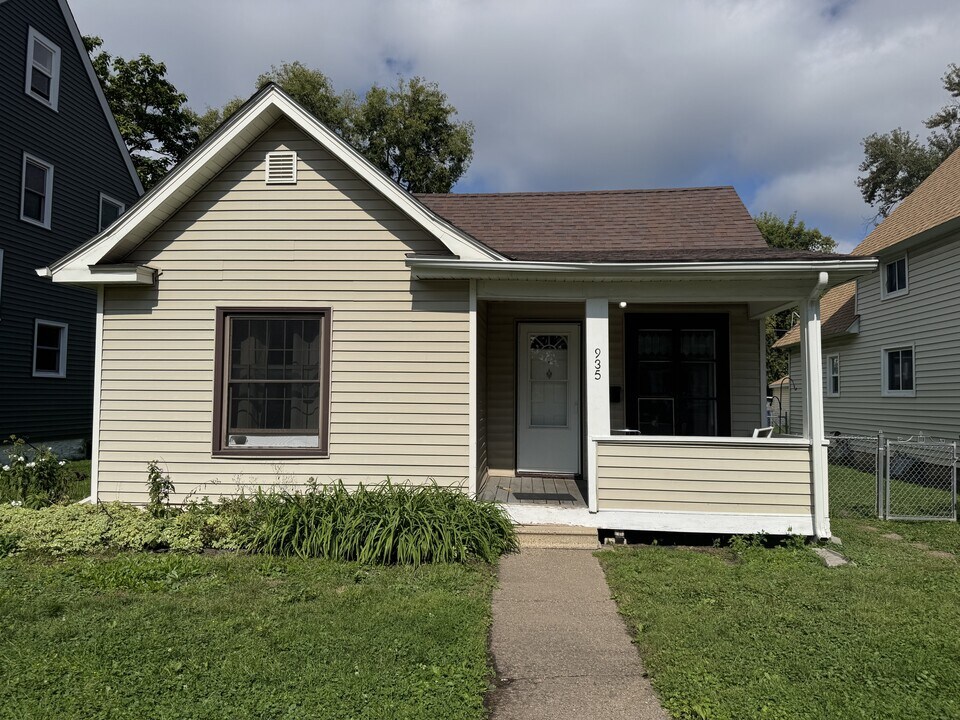 935 Tuscarora Ave W in St. Paul, MN - Building Photo