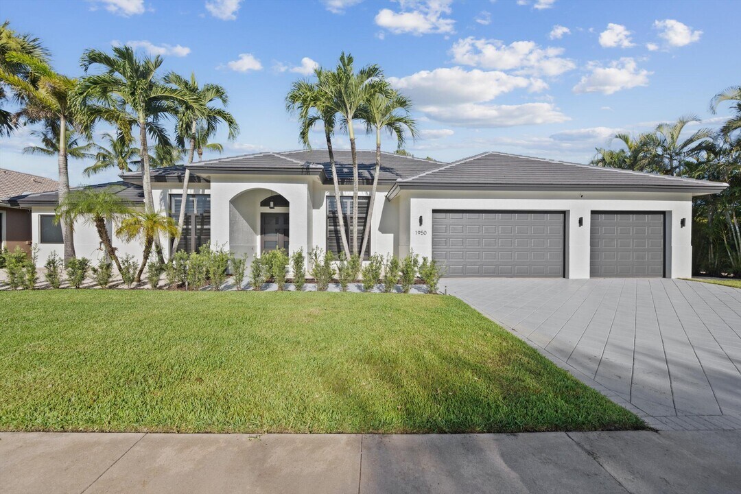 1950 S Club Dr in Wellington, FL - Building Photo