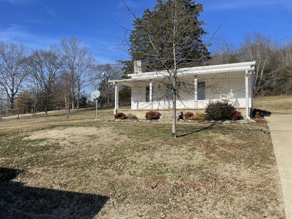 321 Coldwater Creek Rd in Taft, TN - Building Photo