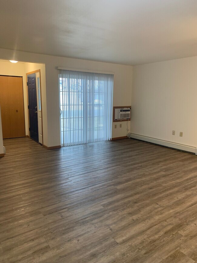308 Murdock St, Unit 12 in Tomah, WI - Foto de edificio - Building Photo