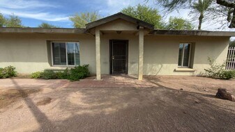 8238 E Thomas Rd in Scottsdale, AZ - Building Photo
