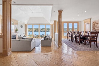 6408 E Mercer Way in Mercer Island, WA - Building Photo - Building Photo