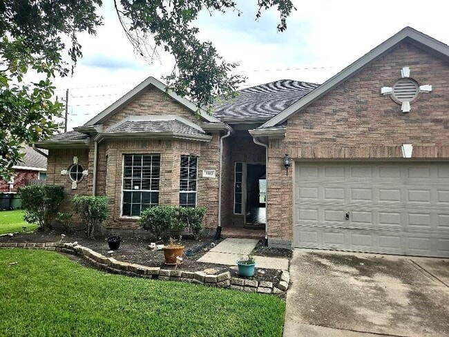 1103 E Hampton Dr