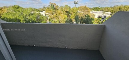 6884 N Kendall Dr in Miami, FL - Building Photo - Building Photo